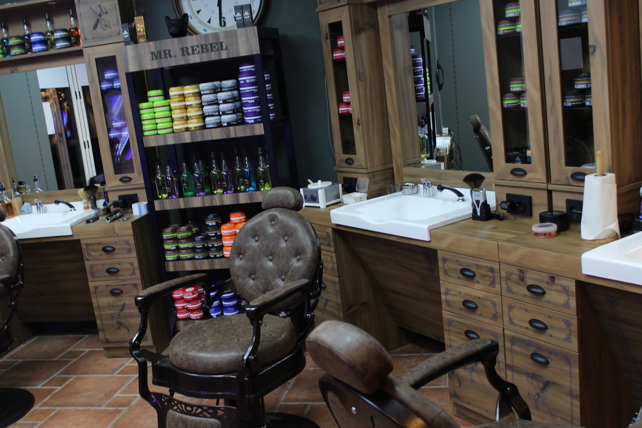 Leren barbierstoel voor een wand met stylingproducten