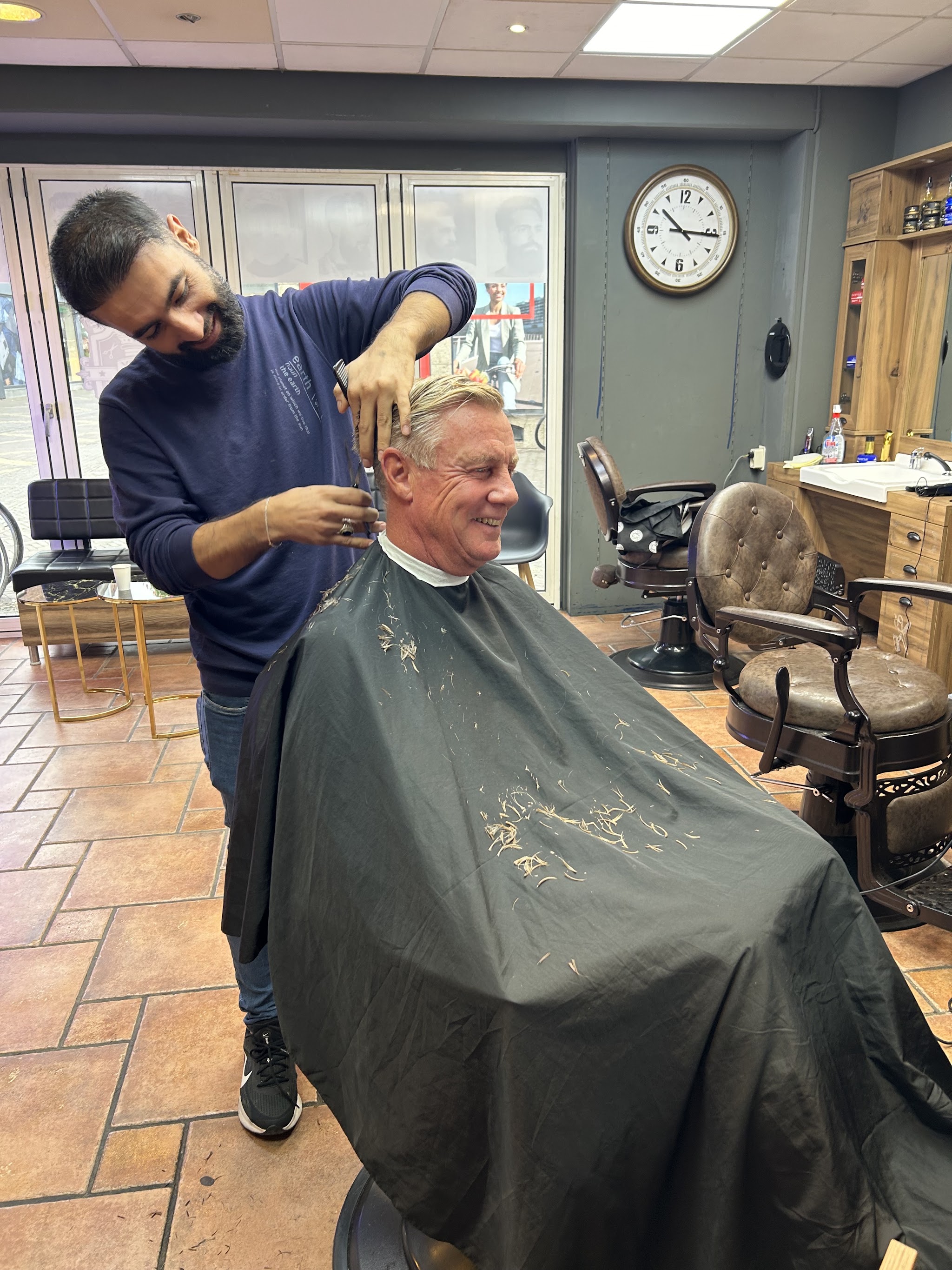 Barbier knipt een lachende klant in de zaak